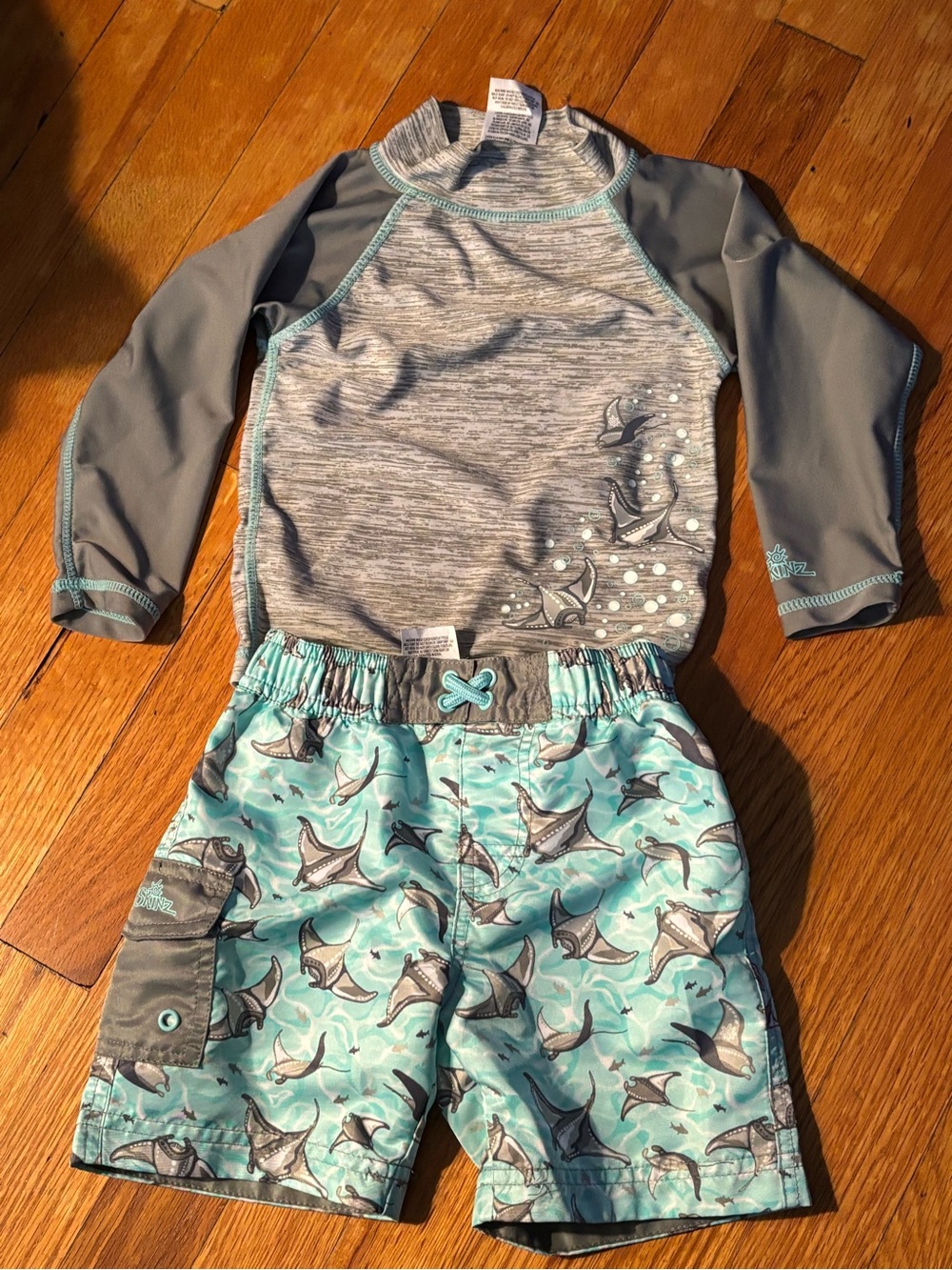 Uv skinz
Kids Two-Piece Rash Guard Set - Grey & Aqua